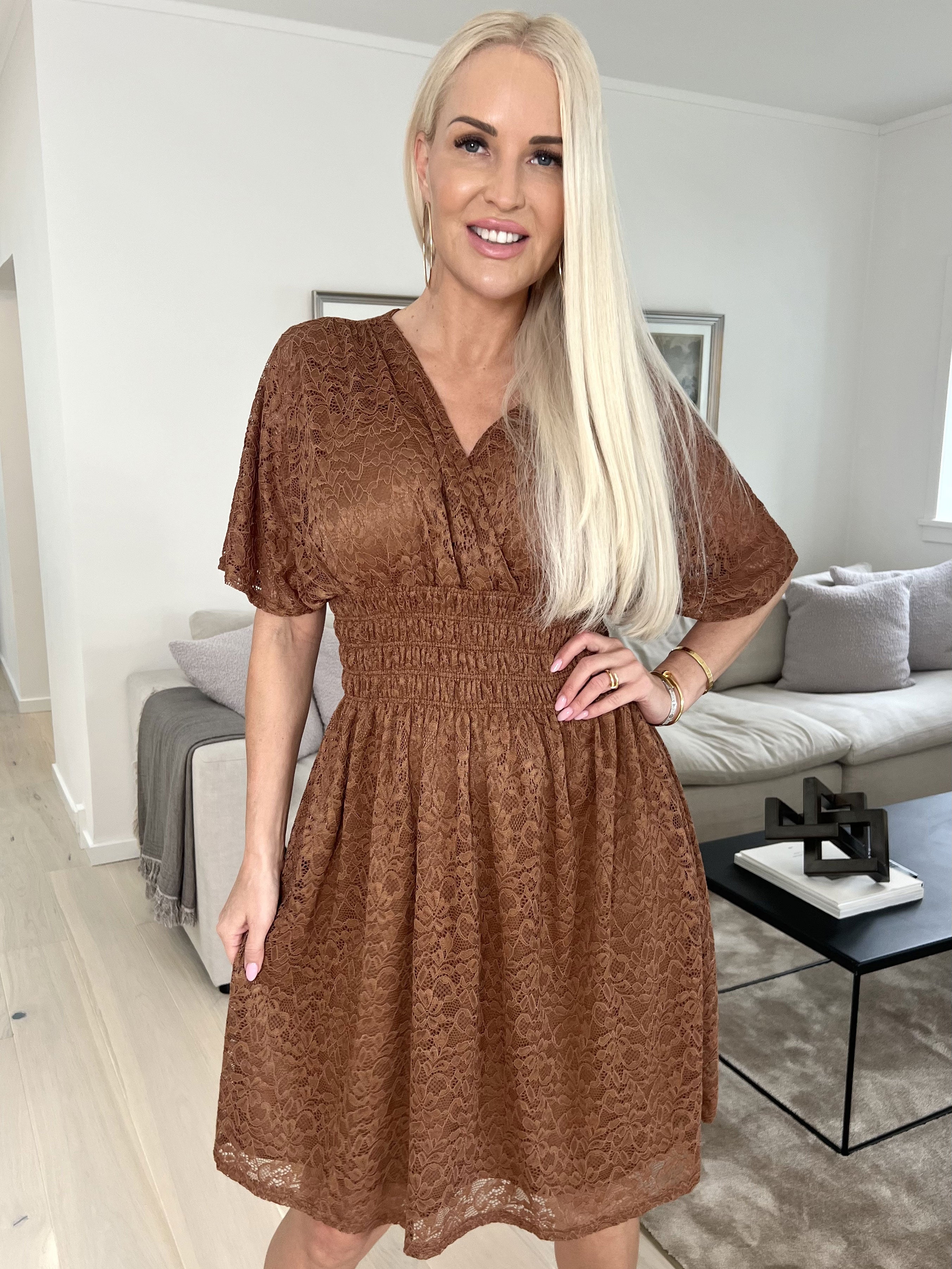 Pams Lace Short S/S - Kort blondekjole med korte ærmer